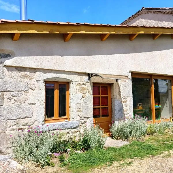 Maison au calme à la campagne avec vue magnifique, Hotel in Trézioux