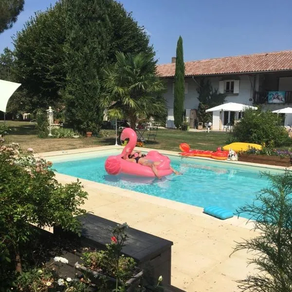 Chambre privée avec salle de bain, piscine chauffée 60km nord de Lyon, hotel a Mogneneins