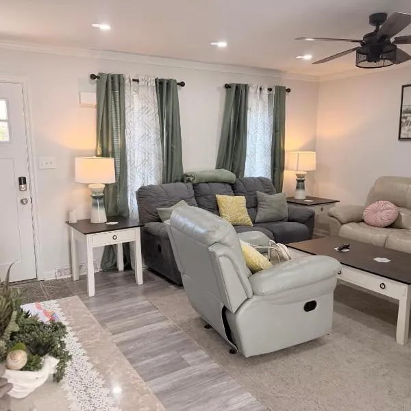 School Village Walk-in shower and jetted tub, hotel di Elizabethtown