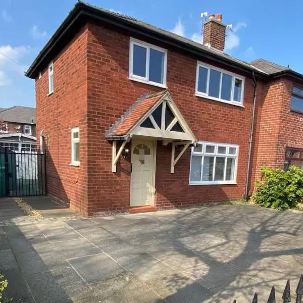 Cozy 3-bedroom residential with parking, Hotel in Warrington