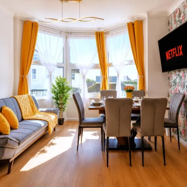 Stylish 3 Bedroom Sea View Apartment -Free Parking- Sleeps 9, хотел в Богнър Реджис