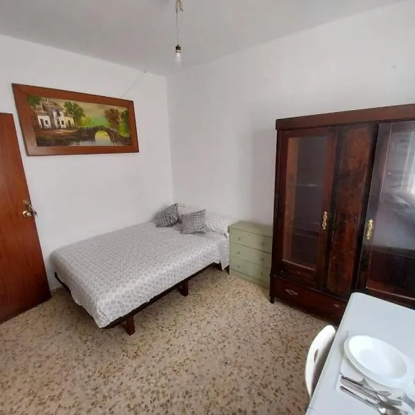 Habitación D doble economica, хотел в Cantillana