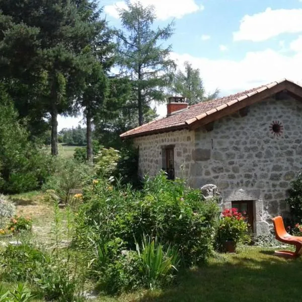 Maison au fond du jardin, hotel en Chenereilles