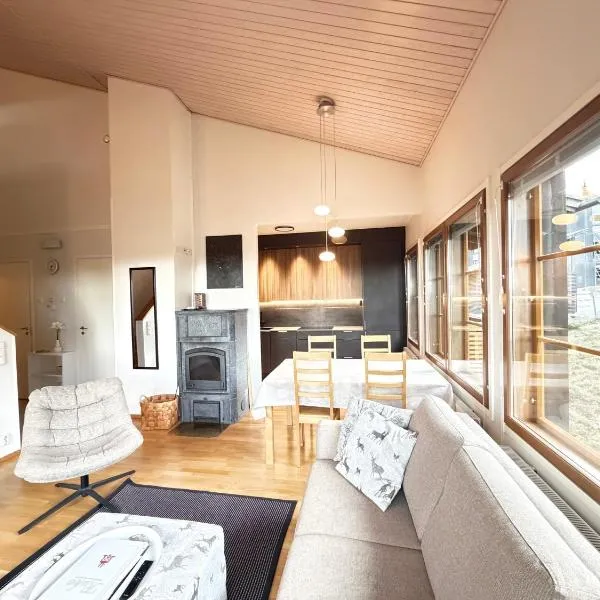 Ruka Center Chalet 3B4 - Ski-In Ski-Out - All services nearby - Fireplace - Wifi - Own parking place, hotel sa Ruka