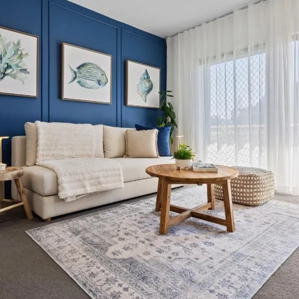 Azure Luxe Seaside Suite - Walk to beach and cafes โรงแรมในคอฟฟ์ฮาร์เบอร์