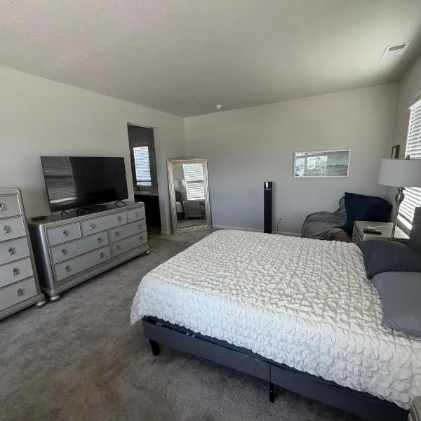 Room near DIA, hotel in Commerce City