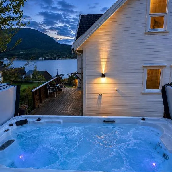 Scenic fjord home with terrace, minutes from Pulpit Rock, khách sạn ở Jørpeland