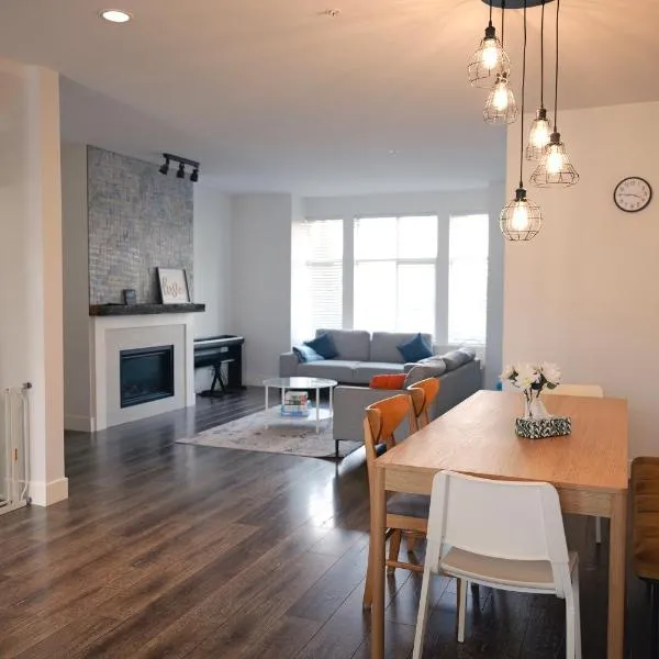 Modern 3 bedroom duplex home in Langley, Hotel in Langley