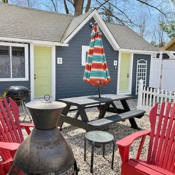 Cottage 5-6 - 2 Bedroom 1 Bath End Unit with Kitchenette Private Courtyard Pet Friendly fee applies, ξενοδοχείο σε Wolfeboro