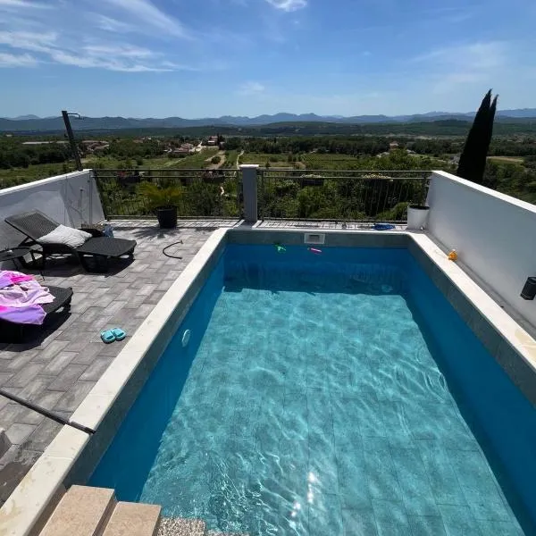 Vintage village house with pool، فندق في Čitluk