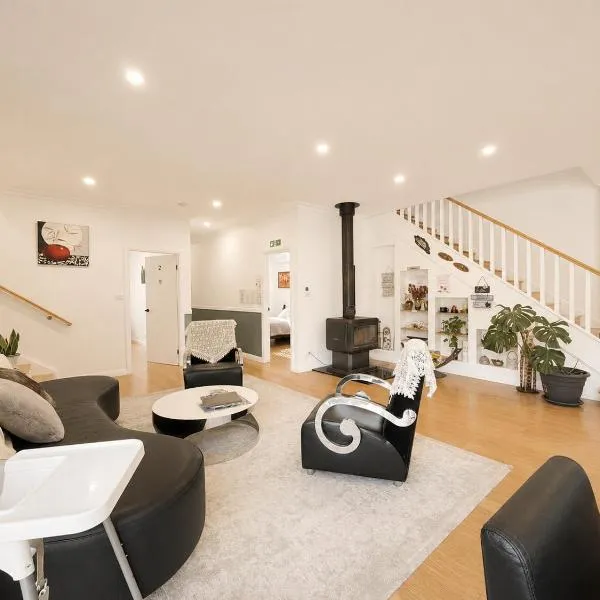 Spacious 5BR House Fireplace Garden Retreat, hotel in Katoomba