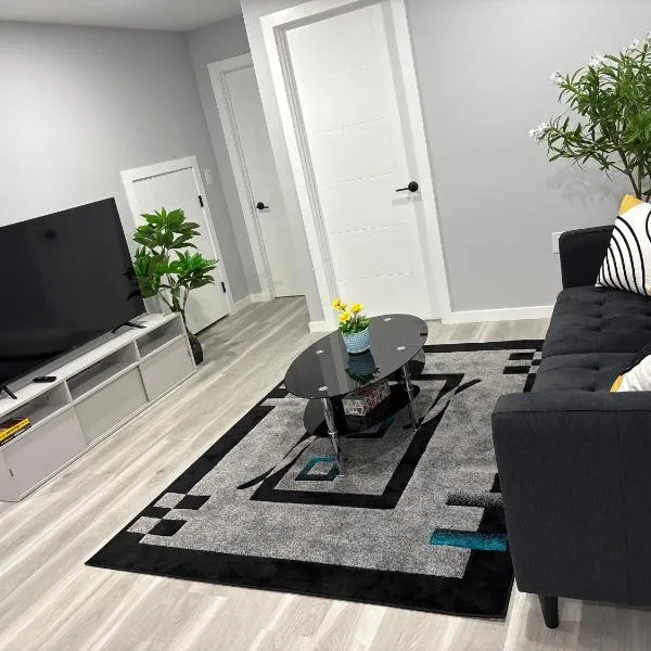 Spacious Entire Basement Suite with Free Parking Self Check In, Hotel in Winnipeg
