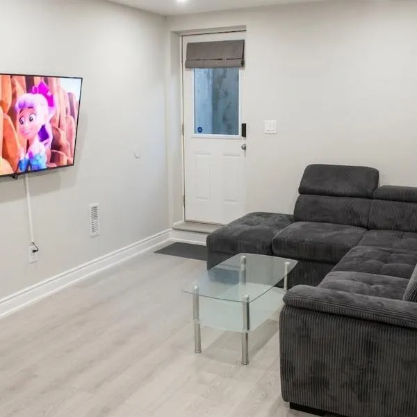 Private & Cozy Two Bedroom Suite in Guelph، فندق في غيلف