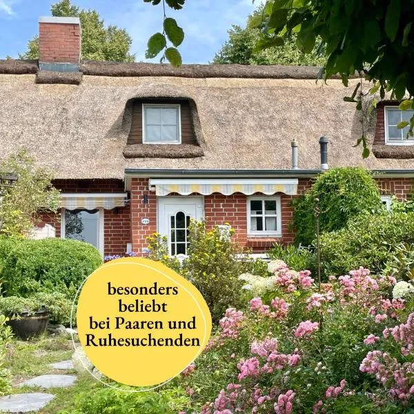 Reetdachhaus in Seenähe, Ruhige Lage, Kamin & Terrasse, hotel in Seedorf