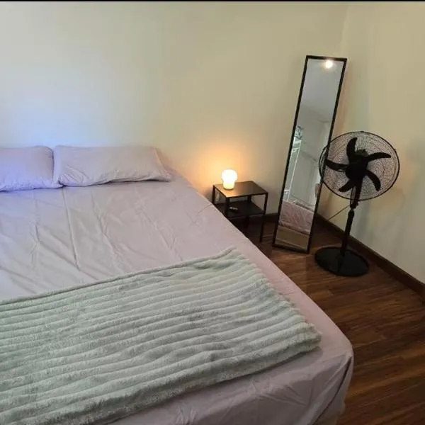 Room in a farm house near Kelmscott Train Station, hotel a Kelmscott