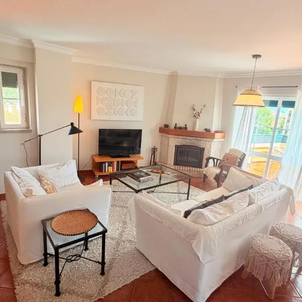 Relaxed 3 bedrooms penthouse in the heart of Cascais historic center, few steps from the beach โรงแรมในกาชไกช์