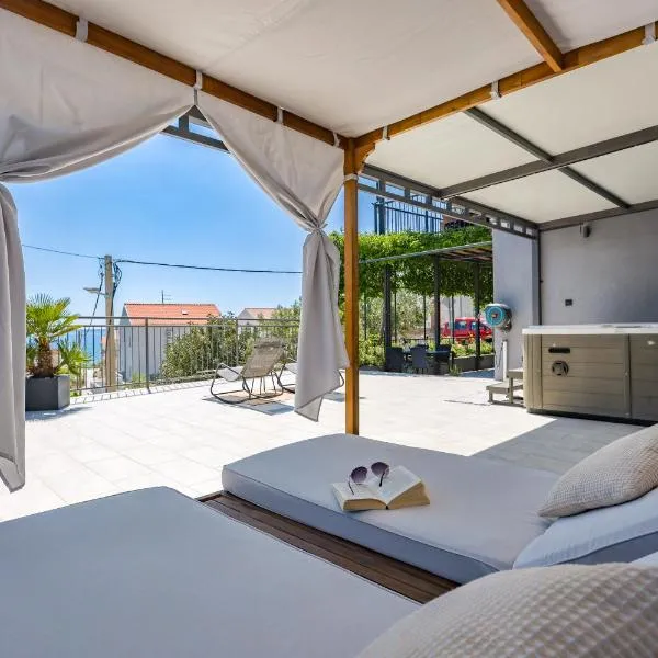 Apartments Lidija - sea view apartment with exclusive right of using hot tub or split level apartment with exclusive right of using pool, hotel v mestu Podstrana