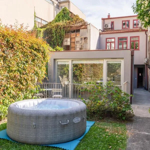 Stylish Flats with Terrace & Jacuzzi by HostWise – hotel w Porto