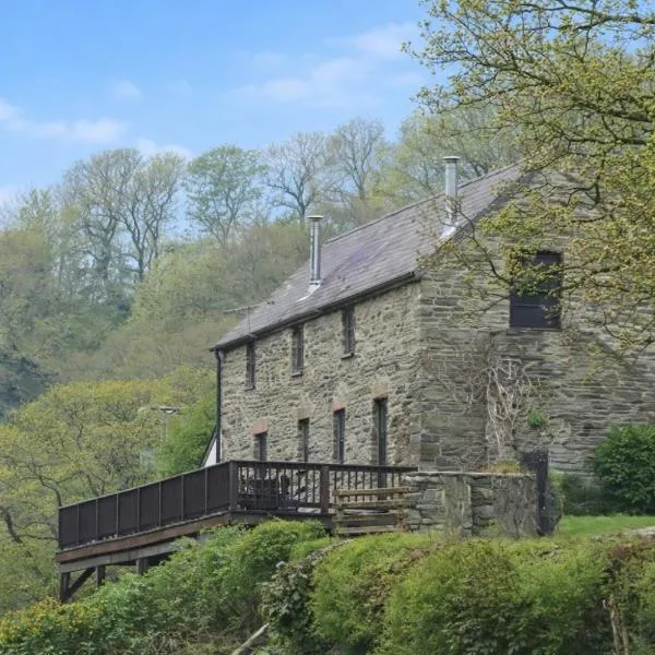 Troedyrhiw Holiday Cottages, hotel v mestu Cardigan