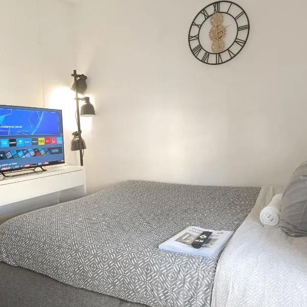 Cozy Room with Private Bathroom near Paris LaDefense Arena, hotel in Courbevoie