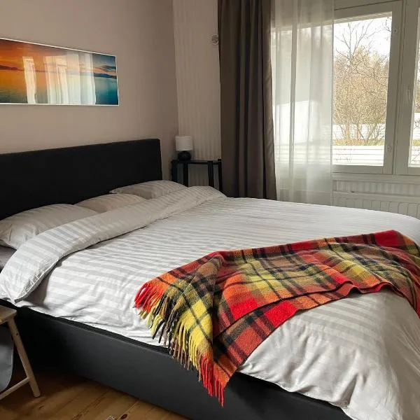 Cozy, conveniently located studio in a 1950's wooden house, hotel di Helsinki