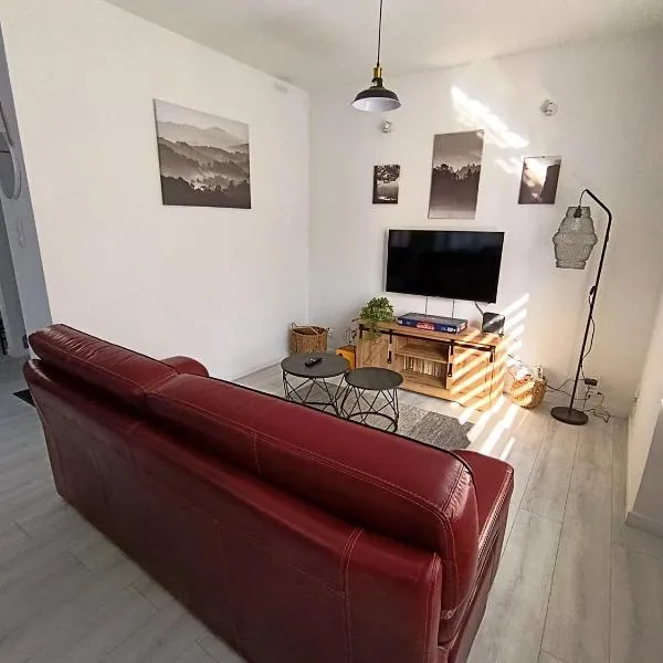 Charmante maison familiale au cœur du village, hotel em Augerolles