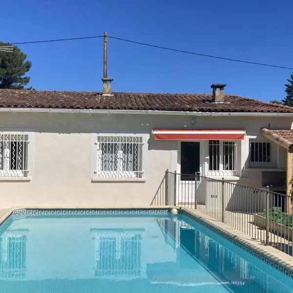 Maison de ville avec piscine, hotel en Nimes