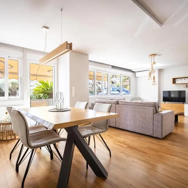 Athenean Riviera Posh Apartment, отель в Афинах