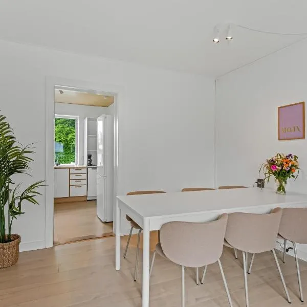 Bright and spacious 3 bedroom with balcony close to the city, hotel i Aabenraa