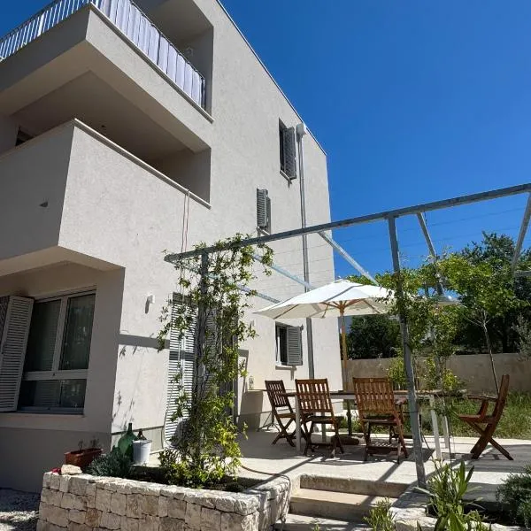 Supetar Cypress House - near the beach, hotell i Supetar