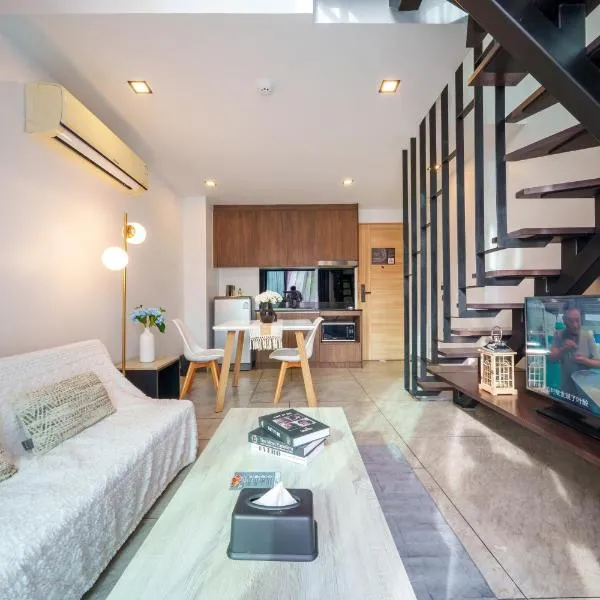 The Nine Refined duplex condo, hotel in Rawai Beach
