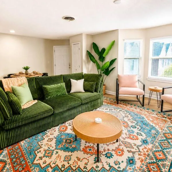 Uptown LUXE Retreat with Parking & Walk to City Center, отель в Шарлотт