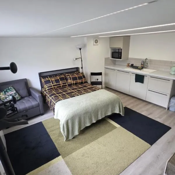 Converted garage ensuite, hotel in Bristol