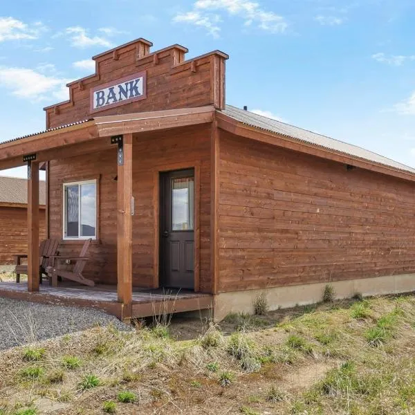 Old West Cabin 30 Min From Yellowstone, hotell sihtkohas Island Park