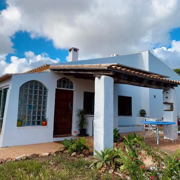 Casa Sesta-Charming House with 3 Bedrooms, hotel v destinácii Raposeira
