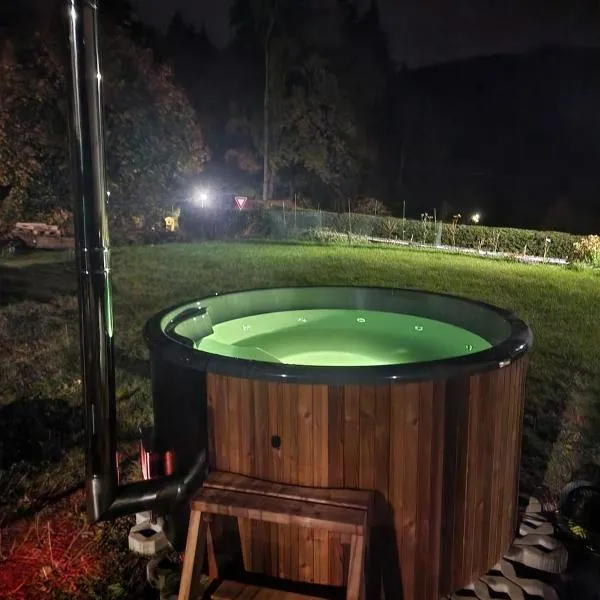 Cozy Apartment in Krkonoše with Hot Tub, ξενοδοχείο σε Βιτκόβιτσε