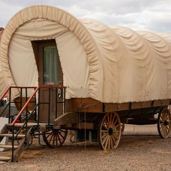 Glamping Wagon - Page lake Powell Campground, hotel em Page