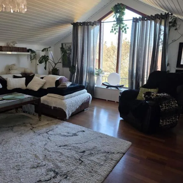Studiolägenhet i villa, отель в городе Худдинге