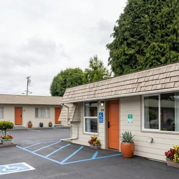 6 Rivers Motel Fortuna near Hwy 101, хотел в Фортуна