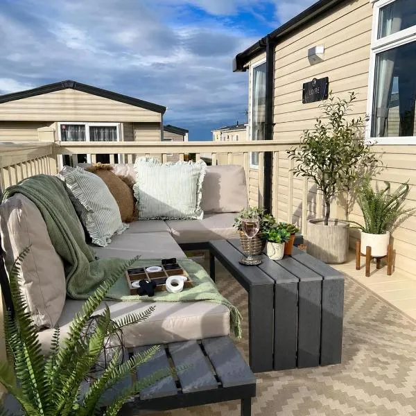 Free Parking - Pease Bay Family Caravan -3BR- WiFi, hotel in Cockburnspath