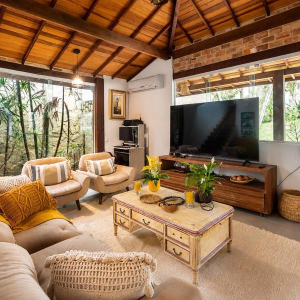 Casa com Piscina e Quadra Privativa