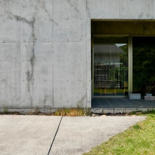一棟貸切鳥取の深緑に潜むモダン建築焙煎したての珈琲と休息を, хотел в Тотори