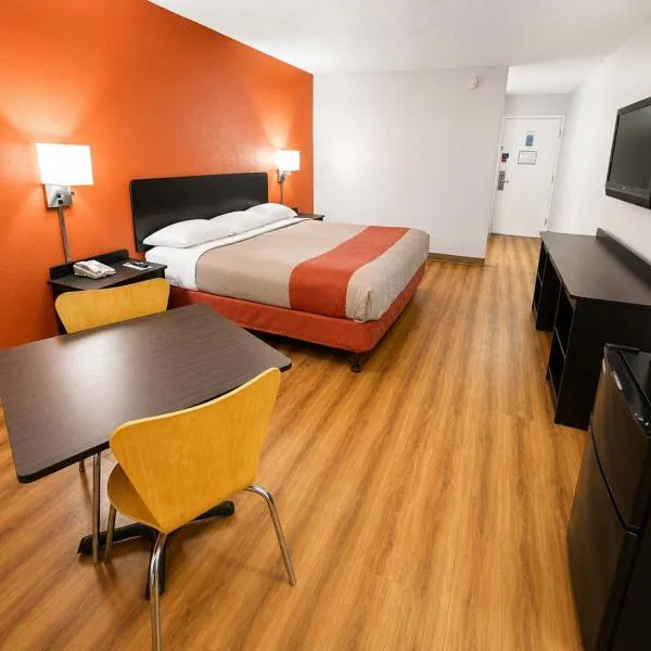 Motel 6-New Stanton, PA, ξενοδοχείο σε New Stanton