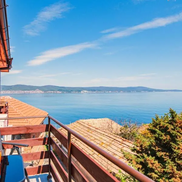 Royal Blue Apartments with Sea View in Old Nessebar: Nesebar şehrinde bir otel