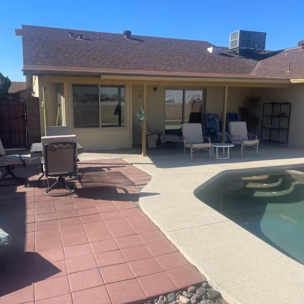Spacious Four Bedroom Glendale Home with Pool Near Westgate Stadium, hotel v mestu Glendale