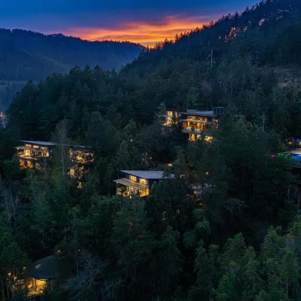 Zhangjiajie National Forest Park Villas hotel-Free pick-up-The only luxury forest villa in Zhangjiajie-Close to Forest Park-Free shuttle service to Forest Park-Personal butler service-Free breakfast & coffee-Free Aerial Shots, hotel sa Zhangjiajie