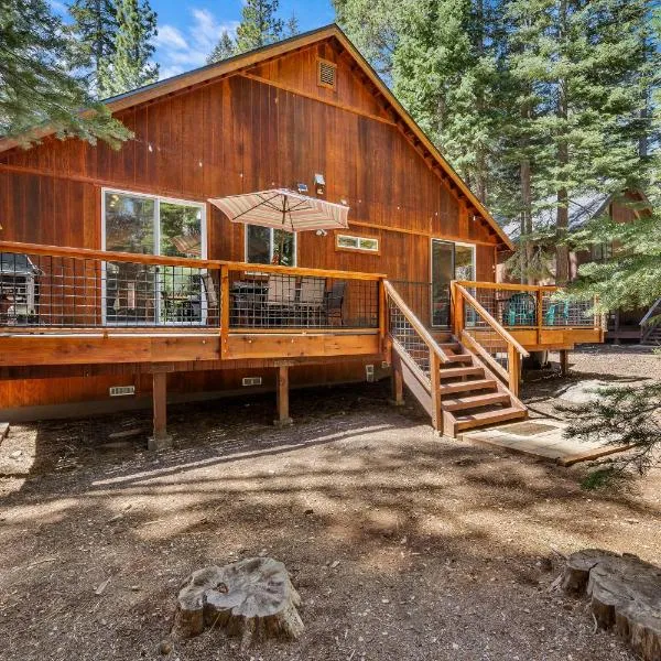 Tahoe Donner Cabin Level Driveway Sleeps 8 Decks Close to Ski & Trails, hotel en Truckee