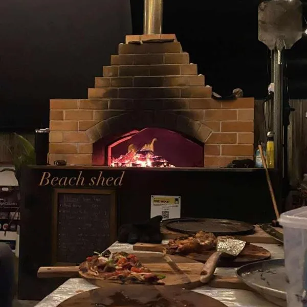 Beach Shed with Pizza Oven, hotel i Toogoom