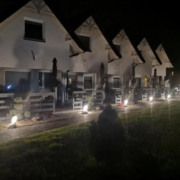 Domki Słoneczne, hotel v mestu Sarbinowo