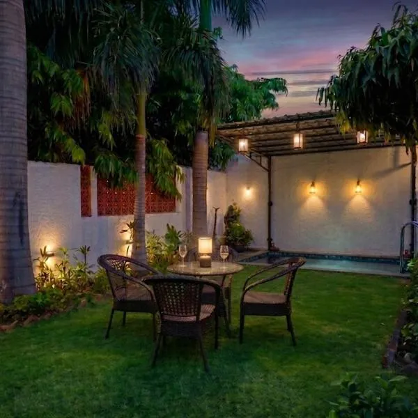 StayVista at House of Palm with Bonfire & Pool, hotel i Jaipur